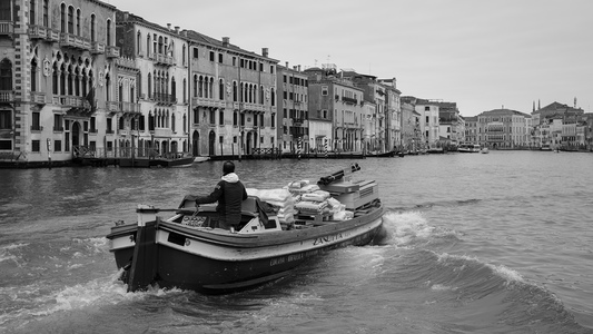 Přeprava stavebního materiálu na Canal Grande